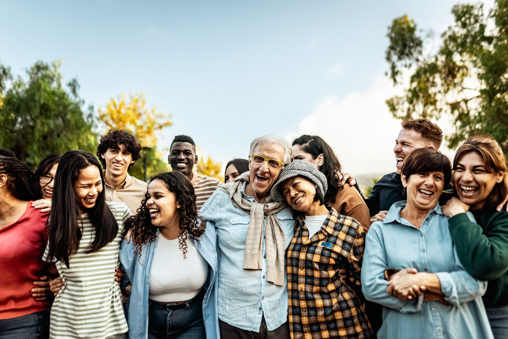 Glückliche Mehrgenerationenmenschen, die gemeinsam Spaß in einem öffentlichen Park haben - Diversity-Konzept