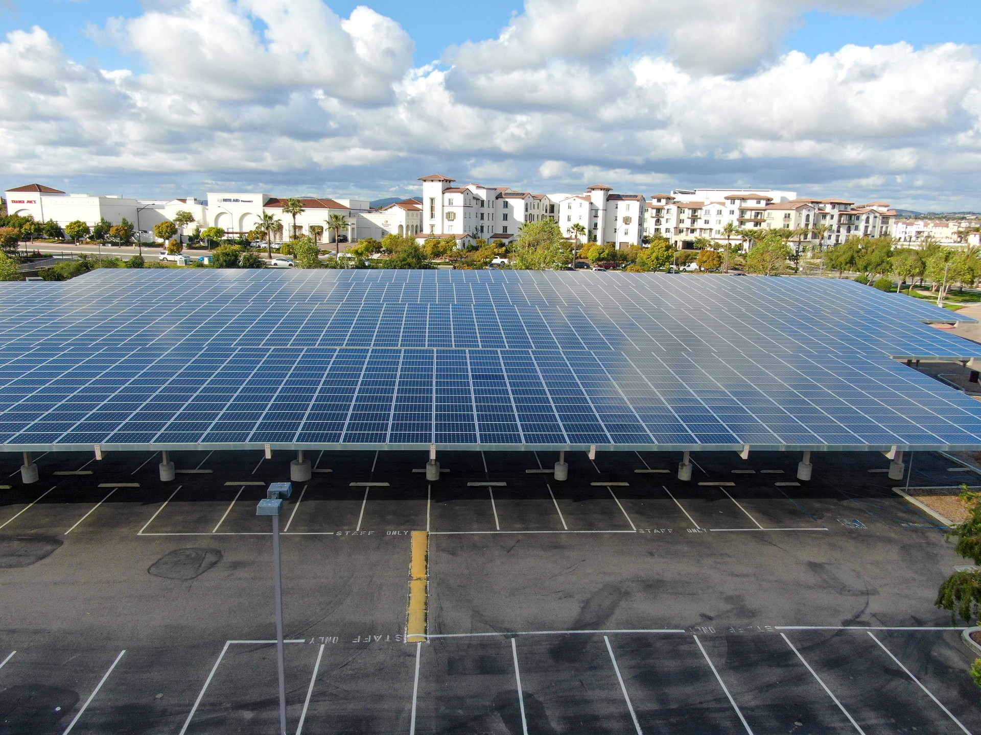 Luftaufnahme des Solarkraftwerks auf einem Parkplatz